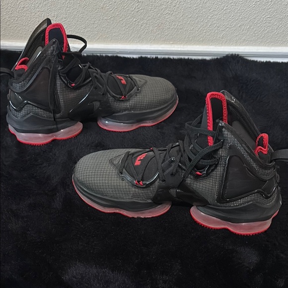 Nike Men's Black and Red Basketball Shoes - Picture 6 of 8